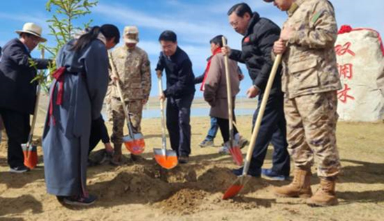 保護(hù)黃河干支流域生態(tài)，軍地共建“雙擁林”防護(hù)帶。四川省退役軍人事務(wù)廳供圖
