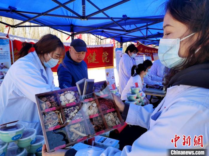 圖為中藥展示。　張?zhí)砀?攝
