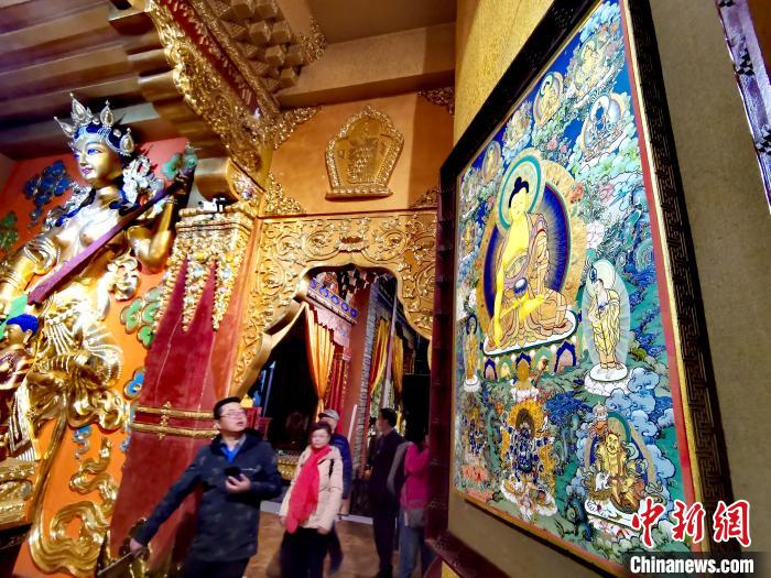 圖為仁俊畫(huà)院內(nèi)的唐卡?！?zhí)砀?攝