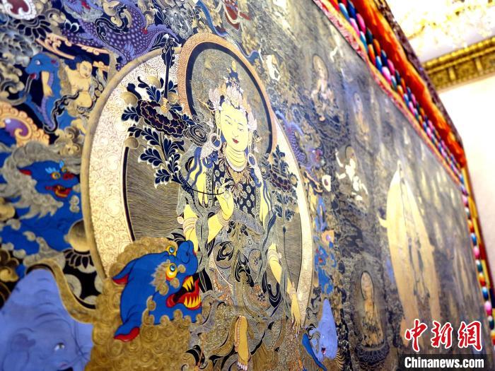 圖為熱貢龍樹畫苑內(nèi)的唐卡?！?zhí)砀?攝