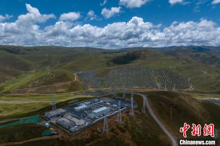 航拍建成投運(yùn)的柯拉一期光伏電站升壓站?！⒅铱?攝