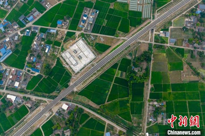 空中俯瞰綿竹牽引變電所和川青鐵路成黃段鐵路線?！⒅铱?攝