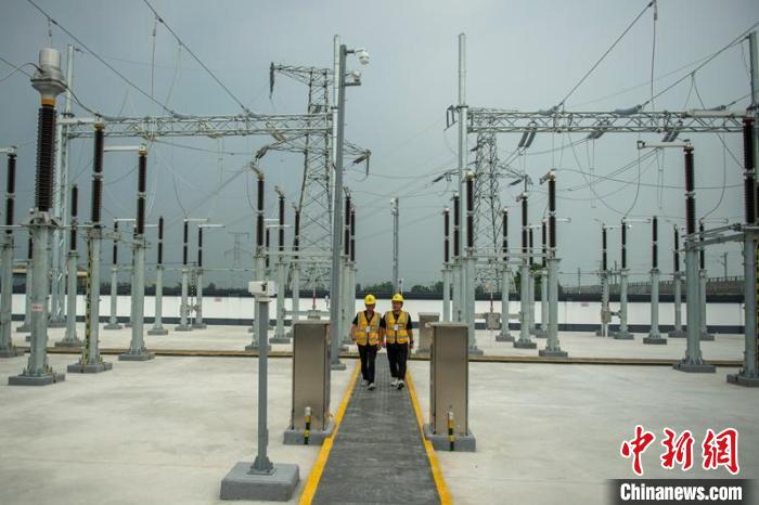 工作人員正在綿竹牽引變電所內(nèi)巡查設備受電運行情況?！⒅铱?攝