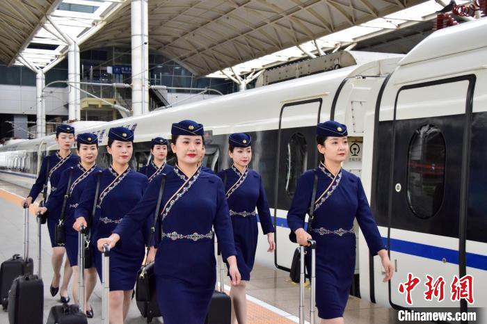 圖為青藏鐵路西格段“復(fù)興號”動車組乘務(wù)員新制服亮相?！|科力加 攝