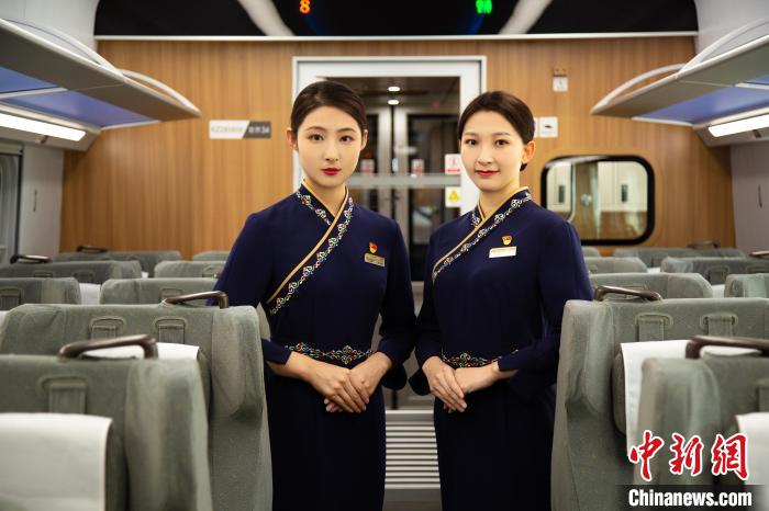 圖為整體色彩以“深藏青”為主調(diào)的西格段“復(fù)興號”動車組乘務(wù)員新制服。　李磊 攝
