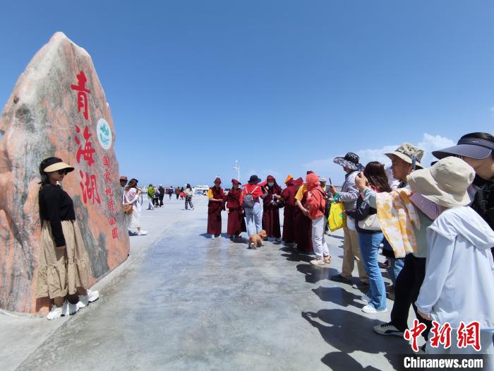 圖為航拍青海湖美景引游客拍照打卡?！∑钤鲚?攝