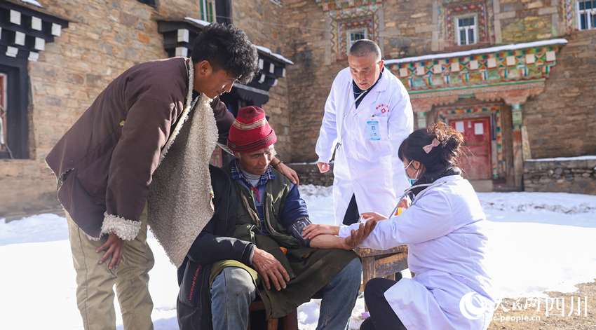 幫扶醫(yī)療小分隊(duì)成員為村民義診。劉學(xué)懿攝