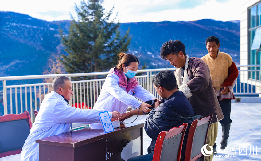 幫扶醫(yī)療小分隊(duì)成員為村民義診。劉學(xué)懿攝