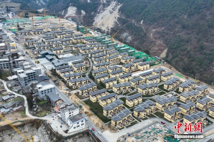 圖為2月1日，瀘定磨西鎮(zhèn)震后重建的安置小區(qū)。(無人機照片)<a target='_blank' href='/'><p  align=