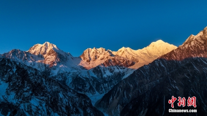 圖為2月1日，清晨陽(yáng)光照在貢嘎雪山上，出現(xiàn)“日照金山”景觀。(無(wú)人機(jī)照片)<a target='_blank' href='/'><p  align=