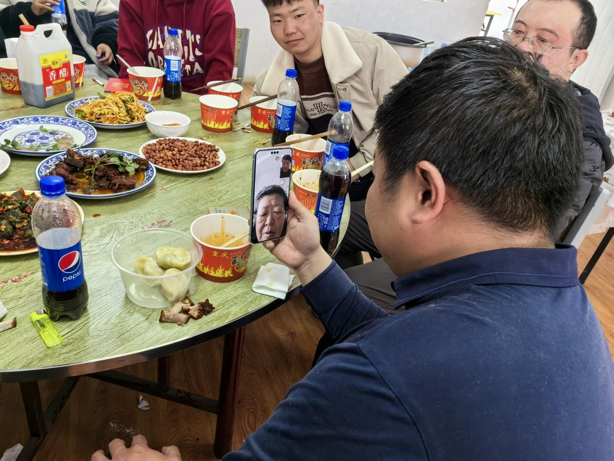 王玉琦與家人視頻。王元明攝