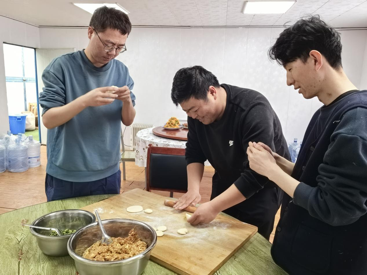 項目部里包餃子。王元明攝