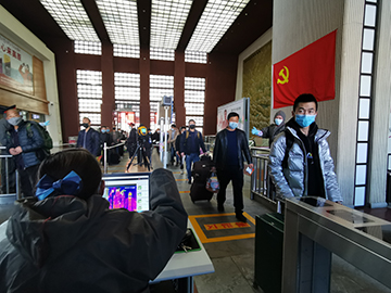 拉薩火車站工作人員對出站旅客進(jìn)行紅外線測溫。趙越拍攝.jpg
