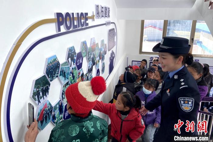 山南邊境管理支隊(duì)勒布邊境派出所舉行警營(yíng)開(kāi)放日活動(dòng)，邀請(qǐng)駐地民眾進(jìn)警營(yíng)，了解民警工作生活?！∏f冀 攝