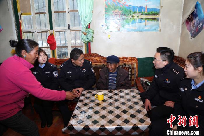 亞?wèn)|出入境邊防檢查站民警走訪慰問(wèn)轄區(qū)困難群眾?！堄陱?qiáng) 攝