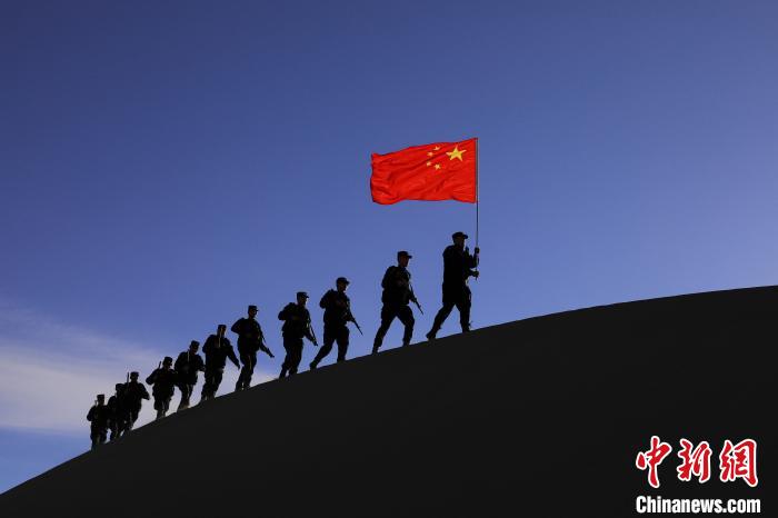 日喀則邊境管理支隊(duì)幾腳橋邊境檢查站民警在轄區(qū)開(kāi)展巡邏工作?！↓埿▲P 攝