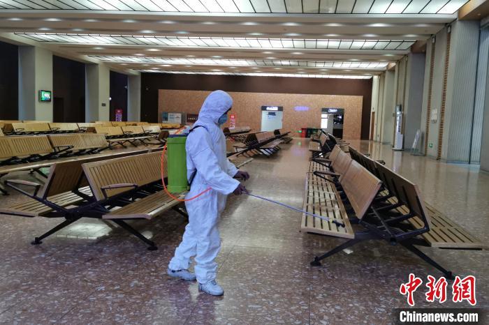 圖為拉薩車站工作人員在候車室進(jìn)行消毒?！±詈Ｐ?攝