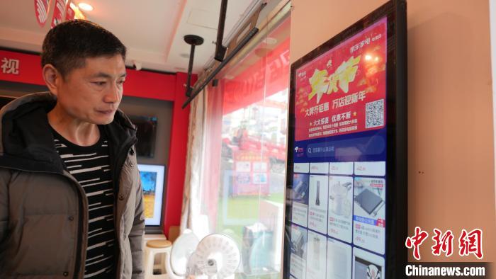 圖為店內(nèi)放置的可在線選購(gòu)商品的觸摸電子展示屏?！≈x牧 攝
