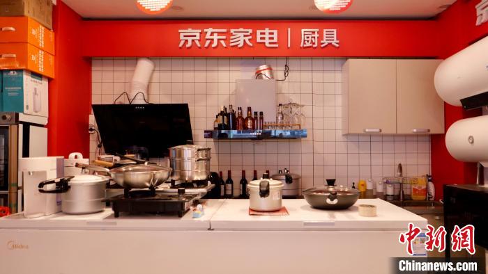圖為店內(nèi)部分商品展示?！≈x牧 攝