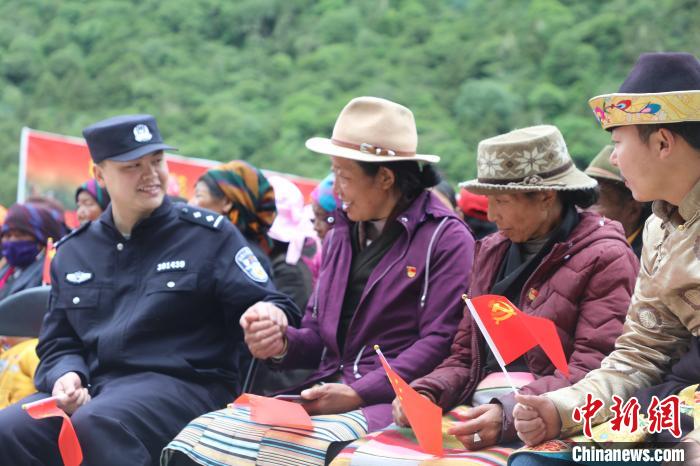 圖為李陽副所長(zhǎng)(前排左一)與卓嘎、央宗姐妹共同參加愛國(guó)主義教育活動(dòng)?！〉录?攝