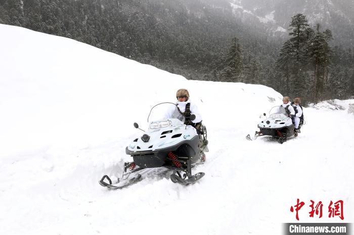 圖為雪地摩托車開路?！⊙鸩?攝