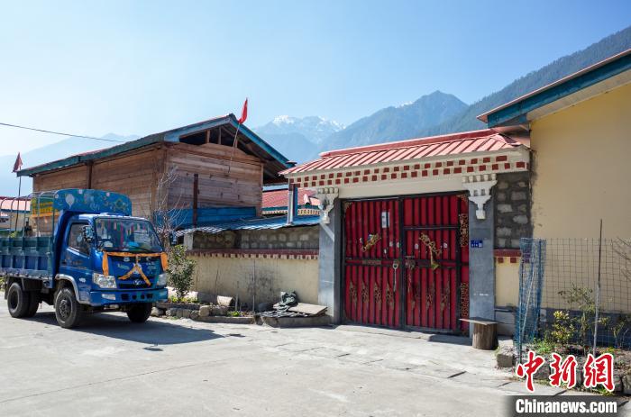 圖為林芝下察隅鎮(zhèn)布巴村村民家門口停放著貨運車輛。　江飛波 攝