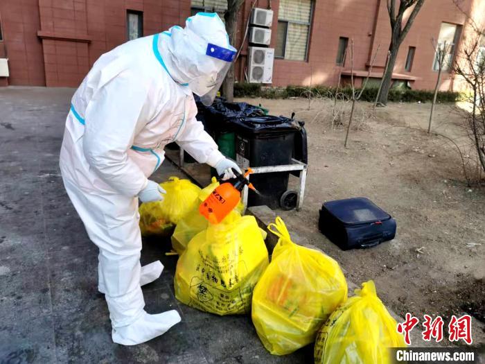 給垃圾做消殺?！¤F西區(qū)委宣傳部 攝