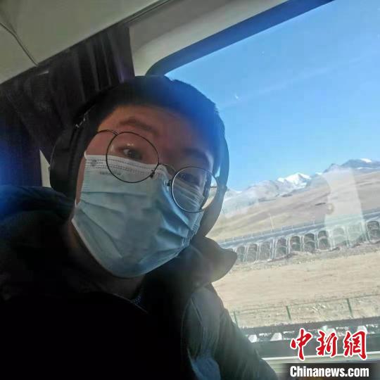 1月8日在西藏那曲開往拉薩火車上?！∈茉L者供圖 攝