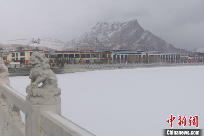 圖為2月5日傍晚時分的西藏阿里獅泉河鎮(zhèn)雪景?！⊥跏啦?攝