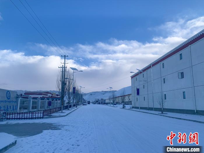 圖為西藏札達縣街道被積雪覆蓋?！娋?攝