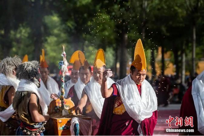 資料圖：扎什倫布寺跳神活動結(jié)束后，僧眾依次拋撒“切瑪”盒中的青稞祈福。<a target='_blank' ><p  align=