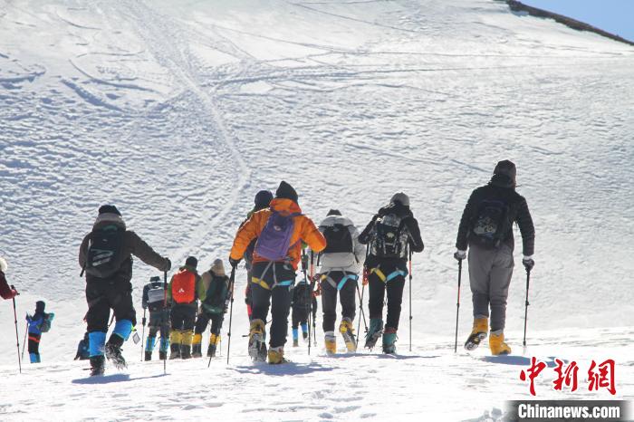 圖為2019年，普通民眾在洛堆峰體驗登雪山活動。資料圖 趙朗 攝