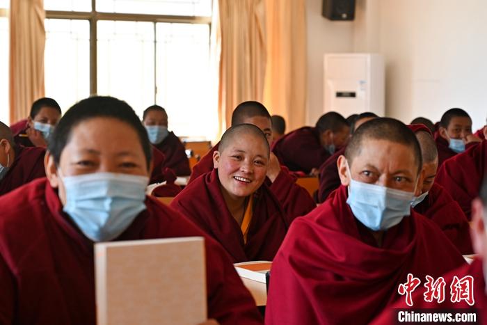 3月23日，記者走進(jìn)位于拉薩的西藏佛學(xué)院，探訪宗教學(xué)府的新學(xué)期。圖為西藏佛學(xué)院尼眾部學(xué)員等待上課。<a target='_blank' ></p><p  align=