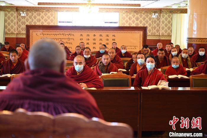 3月23日，記者走進(jìn)位于拉薩的西藏佛學(xué)院，探訪宗教學(xué)府的新學(xué)期。圖為佛學(xué)院學(xué)員正在上課。<a target='_blank' ></p><p  align=