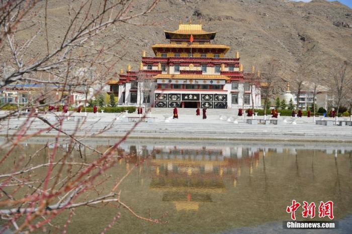 3月23日，西藏佛學(xué)院開學(xué)第二日，<a target='_blank' >中新社</a>記者前往學(xué)院探訪了少年活佛班、尼眾部等，走進(jìn)了他們的課堂。該學(xué)院有來自藏傳佛教格魯派、寧瑪派等各個(gè)教派的僧尼，900余人在此學(xué)習(xí)。圖為西藏佛學(xué)院內(nèi)景。<a target='_blank' >中新社</a>發(fā) 貢嘎來松 攝