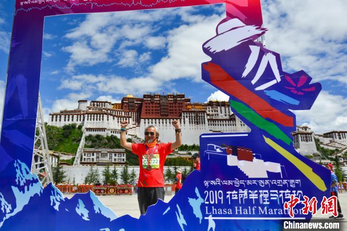 資料圖為2019年8月18日，拉薩舉行半程馬拉松賽?！〗w波 攝