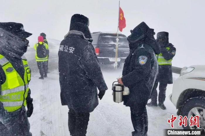 強(qiáng)降雪后，西藏安多縣警方在國道109線唐古拉山段開展除雪保通工作?！“捕嗫h公安局 供圖 攝