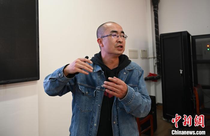 圖為西藏大學(xué)教授寧長春授課宣講。