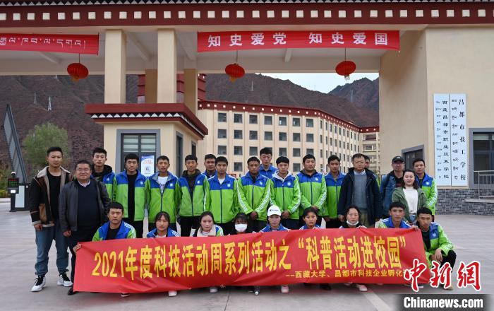 圖為部分師生與宣講團合影。