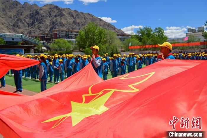 圖為拉薩市堆龍德慶區(qū)堆龍姜昆黃小勇希望小學(xué)學(xué)生在操場入隊儀式?！∝暩聛硭?攝