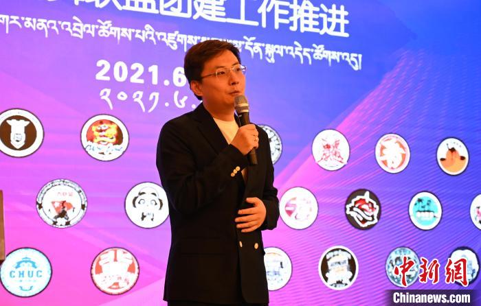 圖為中國(guó)舞蹈家協(xié)會(huì)街舞委員會(huì)常務(wù)副主任、秘書長(zhǎng)夏銳致辭。　趙朗 攝