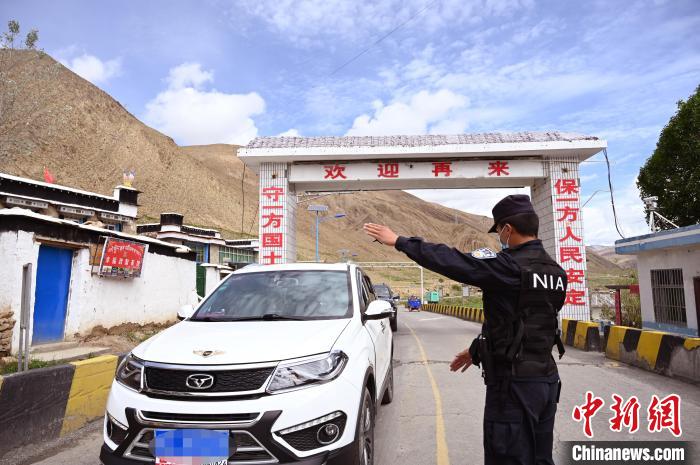 圖為移民管理警察示意司機(jī)停車接受檢查。　趙朗 攝