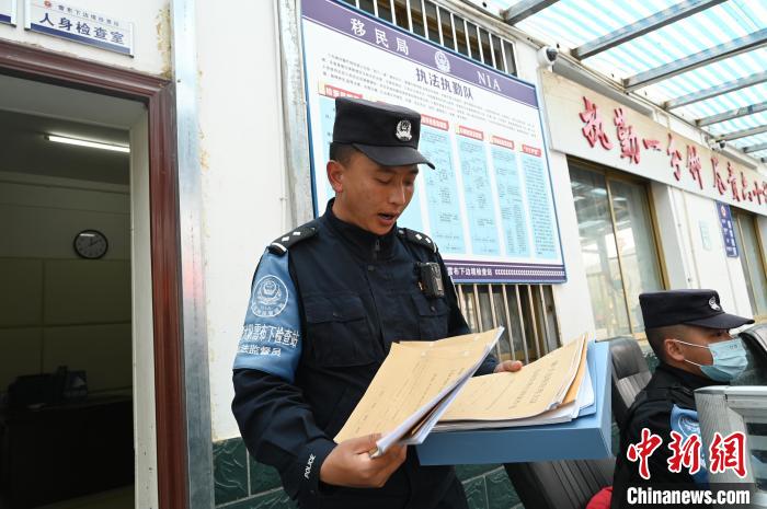 圖為洛桑朗嘎向記者展示卷宗?！≮w朗 攝