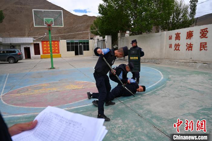 圖為移民管理警察進(jìn)行警務(wù)技能考核?！≮w朗 攝