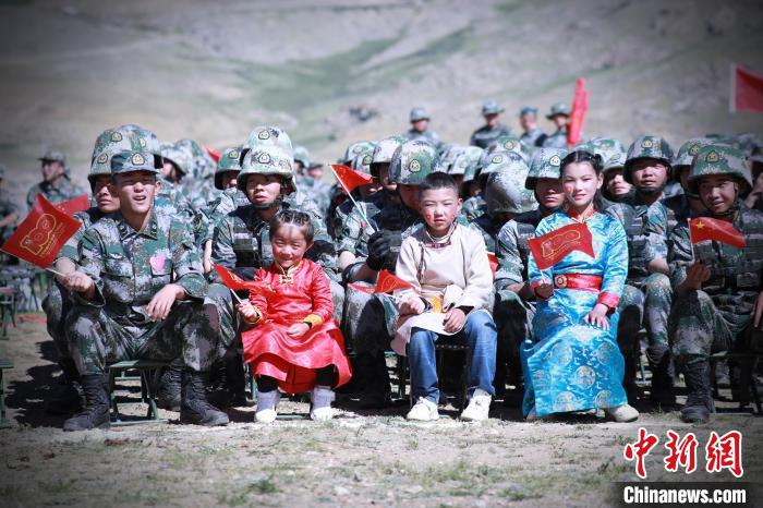 圖為駐地小朋友參加此次活動?！?普布扎西 攝