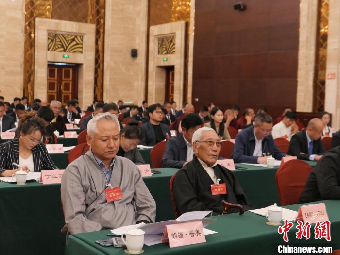 圖為西藏自治區(qū)各族各界慶祝中國共產(chǎn)黨成立100周年座談會現(xiàn)場?！≈x牧 攝