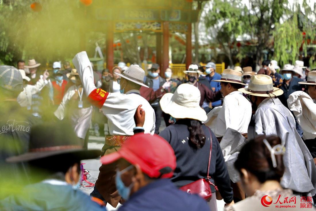 拉薩市民在宗角祿康公園跳鍋莊舞。人民網(wǎng) 次仁羅布攝