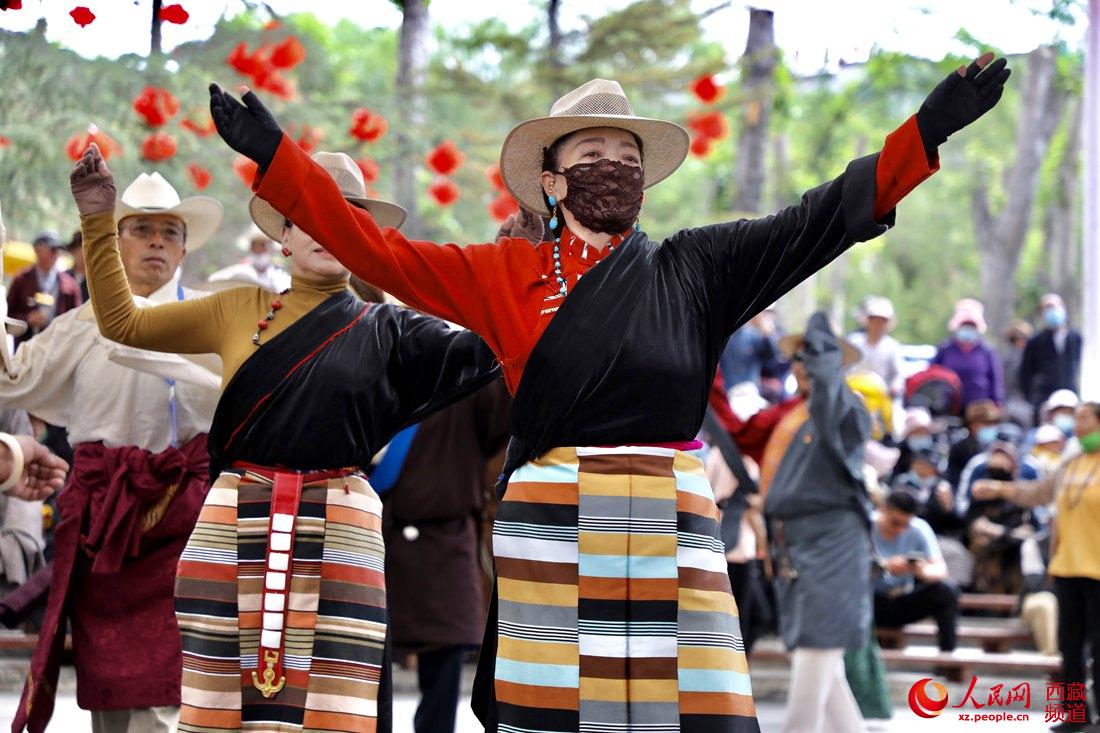 拉薩市民在宗角祿康公園跳鍋莊舞。人民網(wǎng) 次仁羅布攝