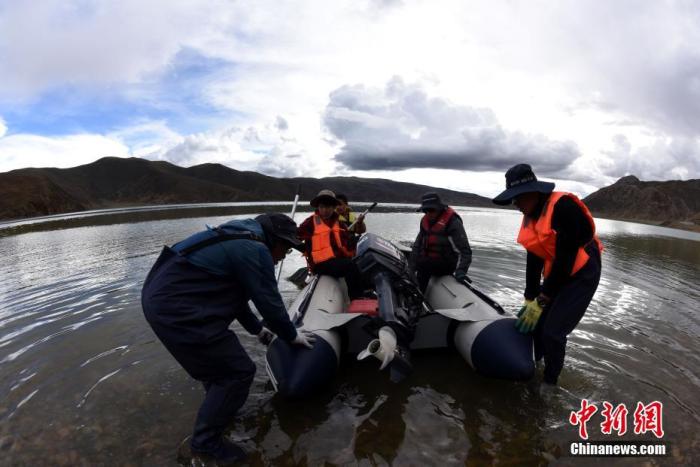 圖為科考隊(duì)員準(zhǔn)備乘快艇前往浪錯湖中心開展科考作業(yè)。 <a target='_blank' ><p  align=