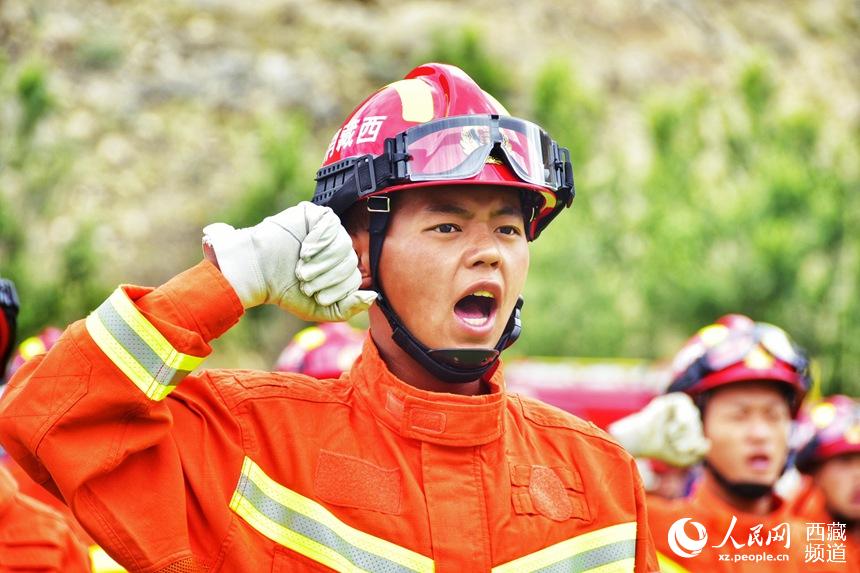 消防指戰(zhàn)員重溫入隊(duì)誓詞。人民網(wǎng) 李海霞 攝